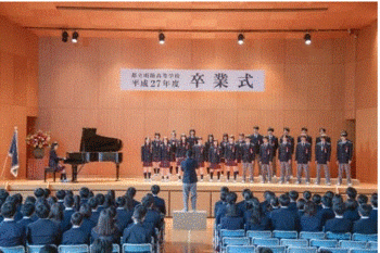 永野芽郁がピアノ伴奏に挑んだ卒業式シーン-4.GIF